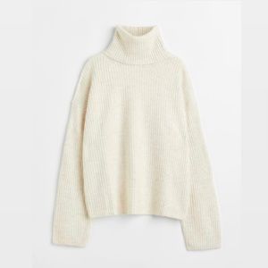 COZY OVERSIZED WHITE SWEATER